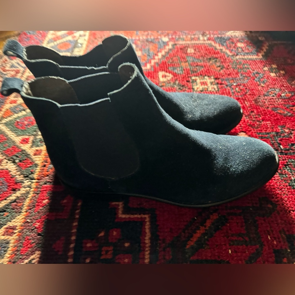 Blue suede Chelsea boots